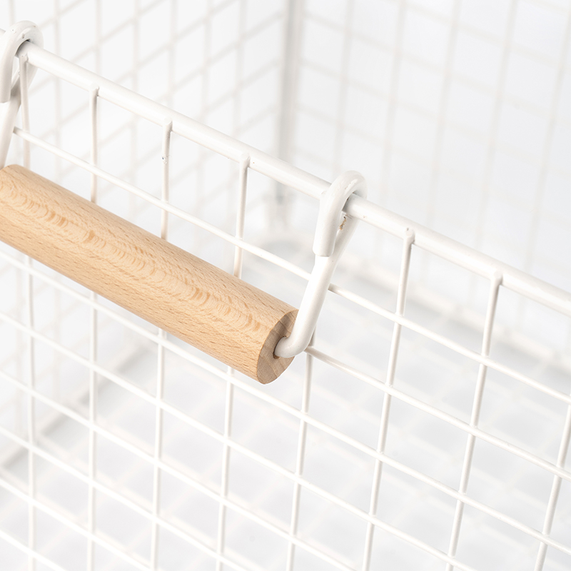 Druciane kosze do przechowywania z drewnianymi uchwytami do spiżarni