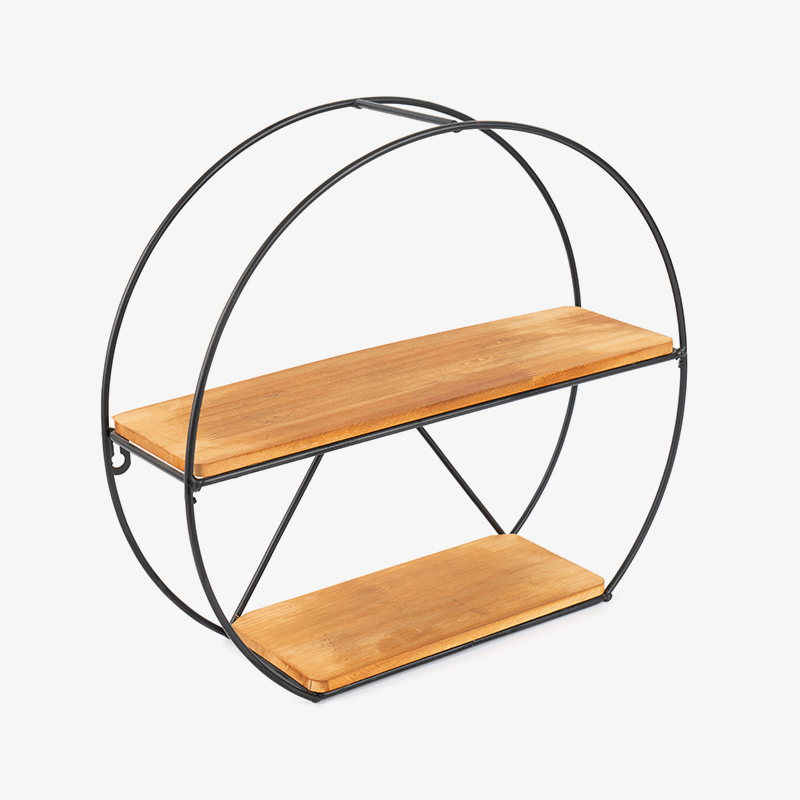 Złota półka ścienna i wiszący kosz do przechowywania w kuchni