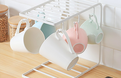 Jak wybrać metalowy stojak na kubki kuchenne