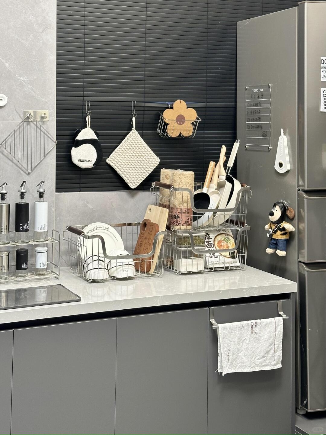 Niezbędne w małych mieszkaniach! Jak wybrać metalową półkę montowaną na ścianie, która będzie nośna i trwała?