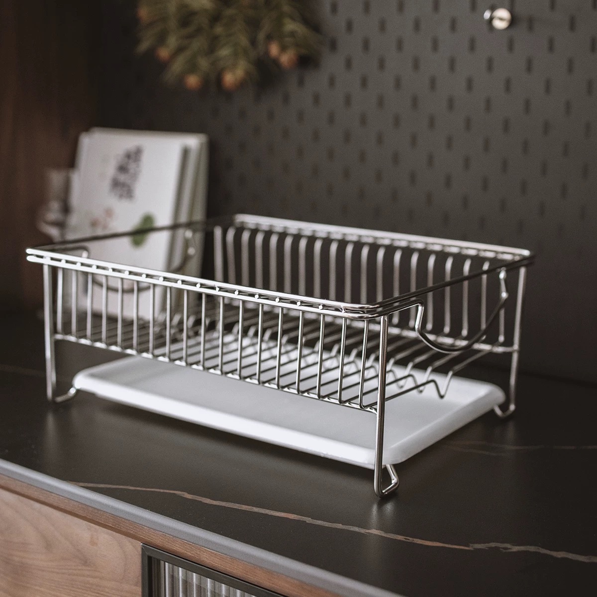 Jak metalowy stojak do przechowywania w domu wypada w porównaniu z drewnianym?